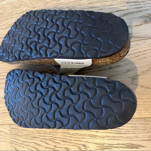 Birkenstock Gizeh Pearl Leather Sandal - Picture 8 of 14